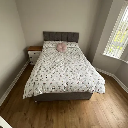 Cosy Spacious 3 Bedroom House * Bridgend