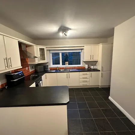 Cosy Spacious 3 Bedroom House * Bridgend